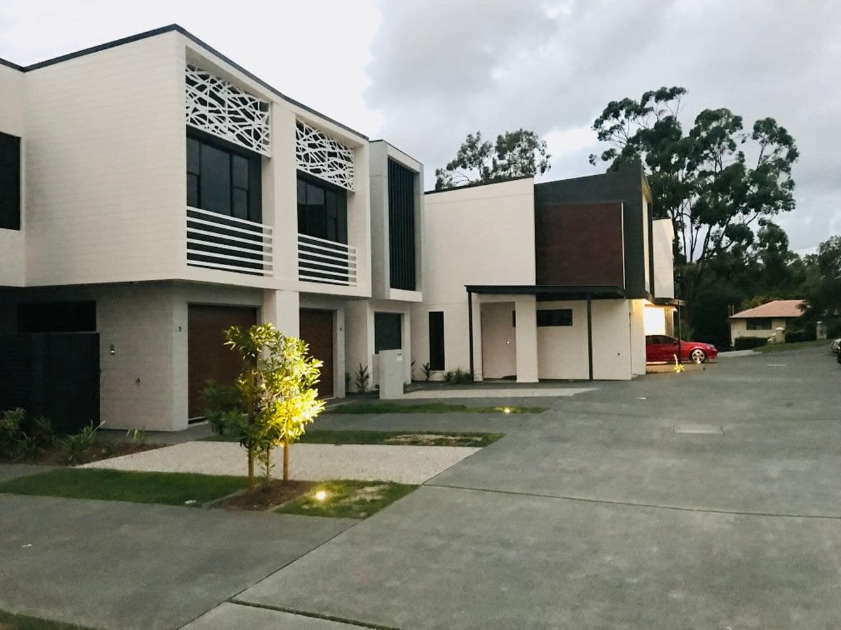 74 HILLVIEW PARADE, Ashmore, Ashmore - Thumbnail 5
