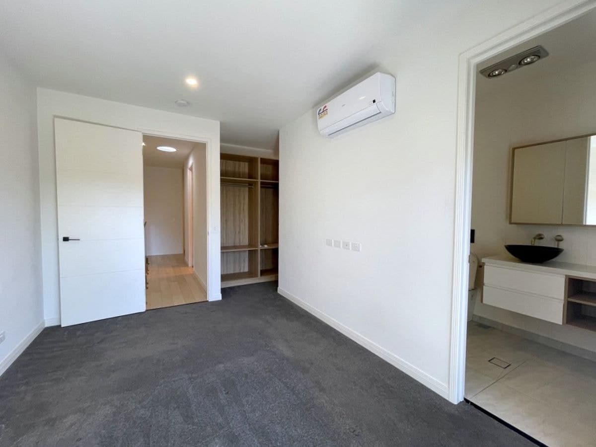 74 HILLVIEW PARADE, Ashmore, Ashmore - Thumbnail 8