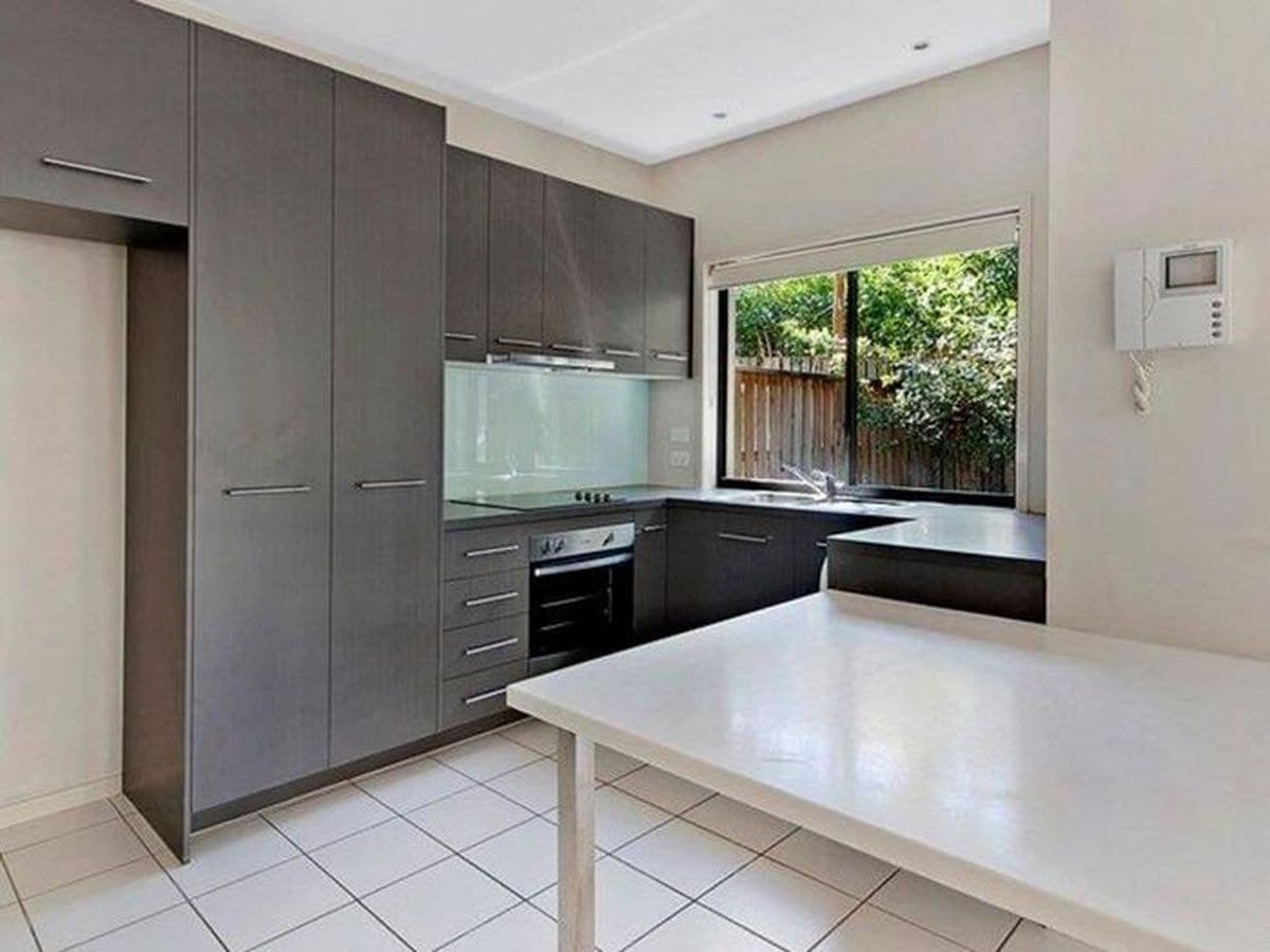 1 / 75 Benowa Road, Southport, Southport - Thumbnail 2