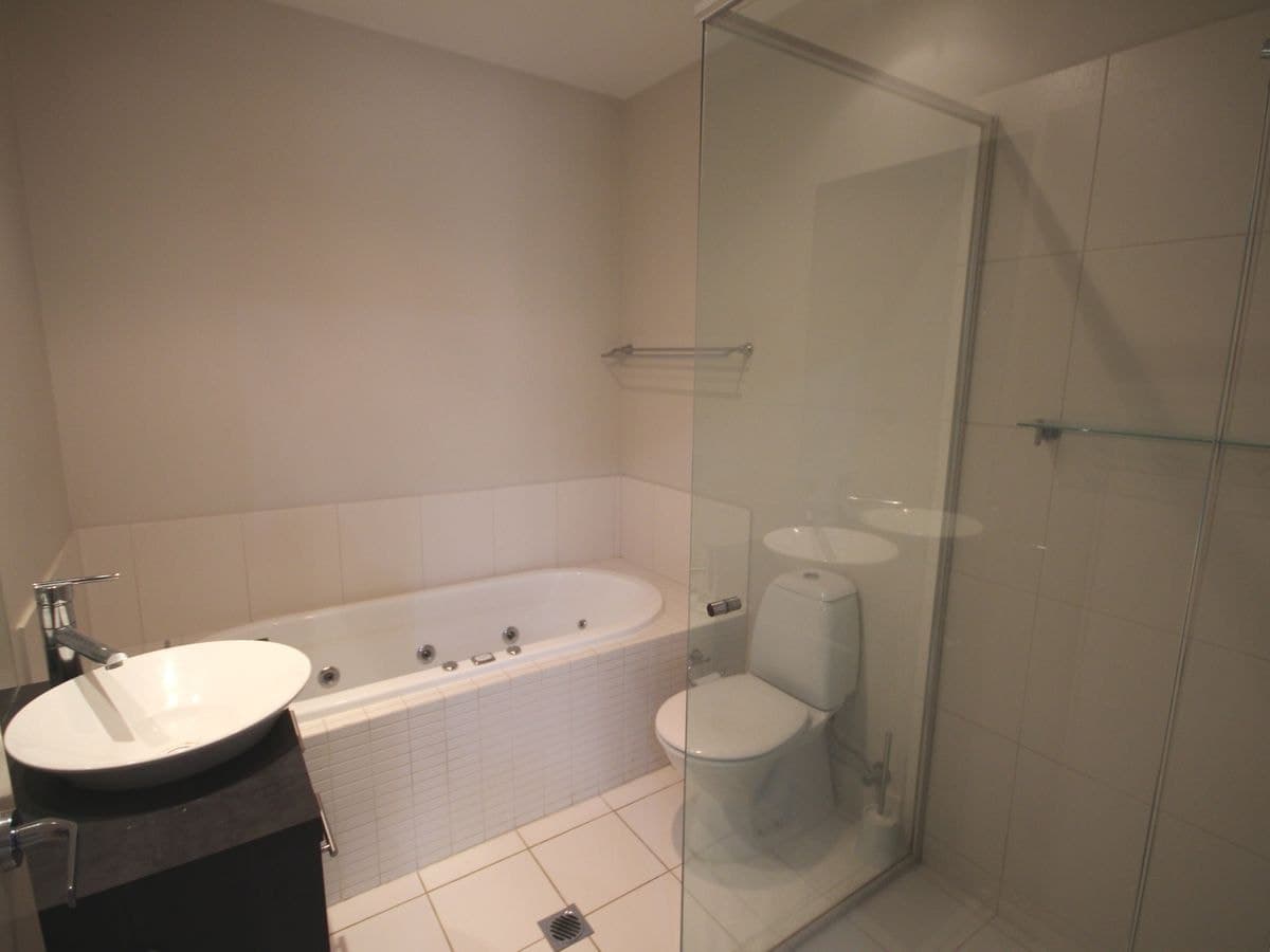 1 / 75 Benowa Road, Southport, Southport - Thumbnail 8
