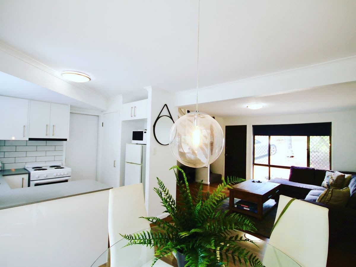 2 / 33 Corunna Cres, Ashmore, Ashmore - Image 1