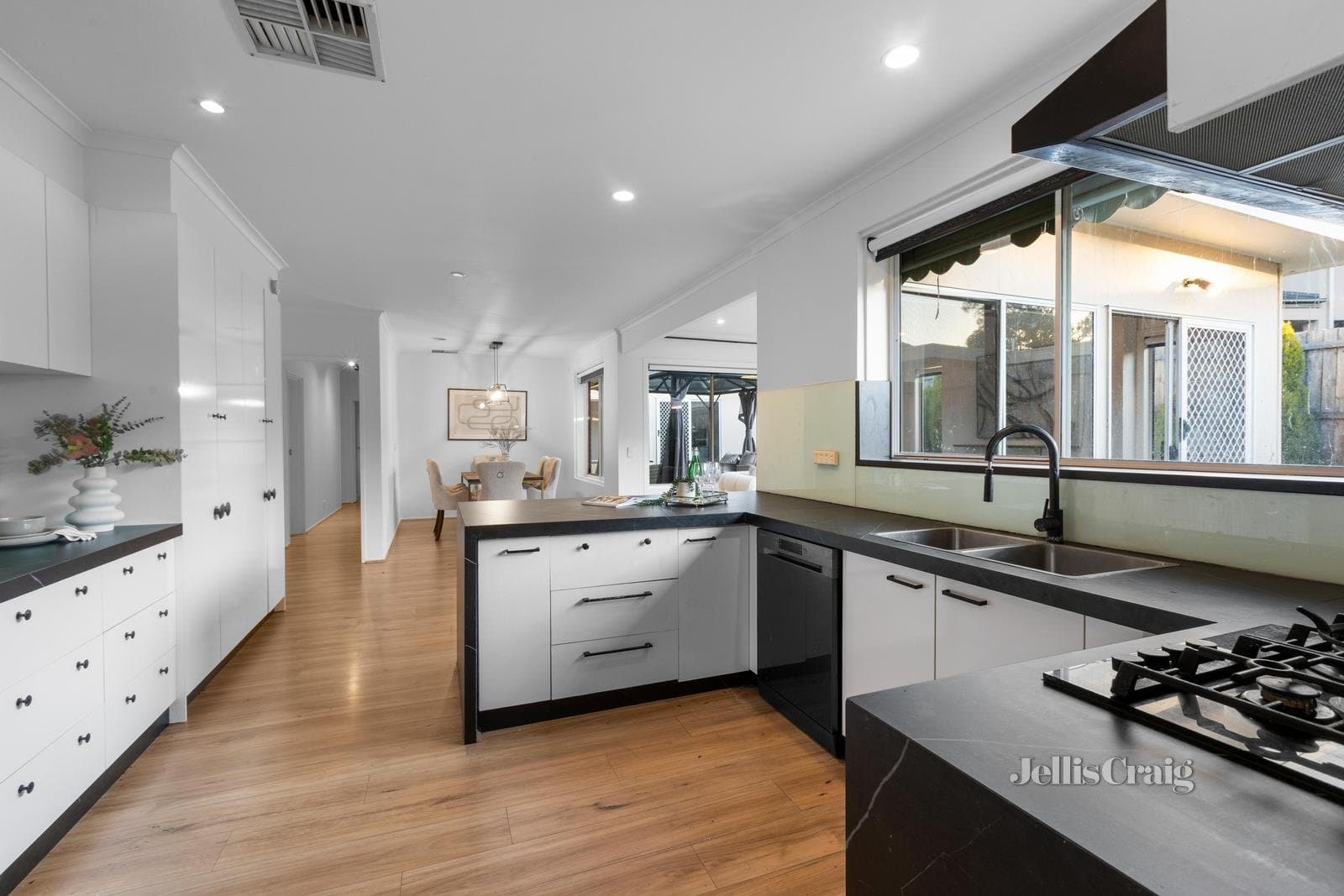 2 Clovelly Court, Mount Waverley, Mount Waverley - Thumbnail 3