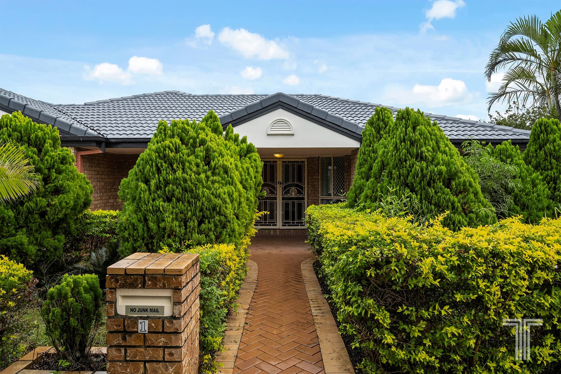 1 Alpena Close, Carindale, Carindale - Image 1