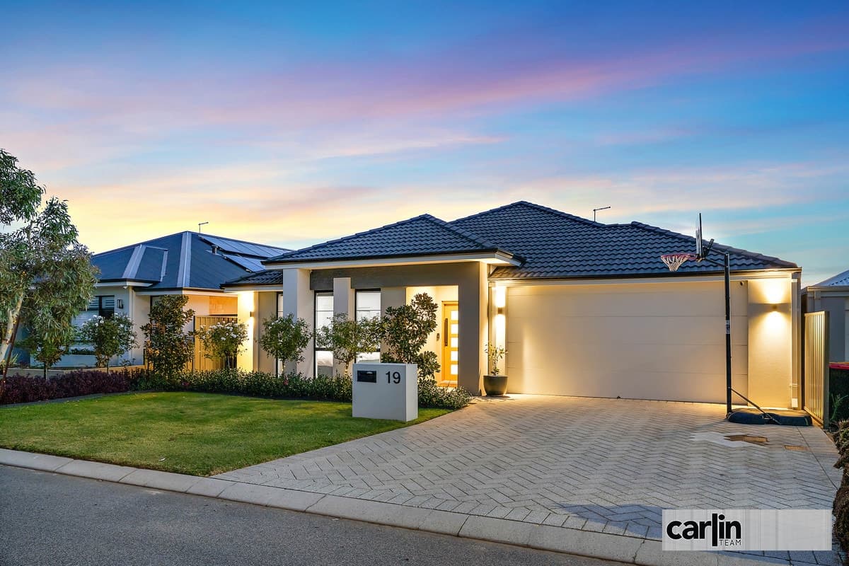 19 Swindale Avenue, HILBERT, Hilbert - Image 1