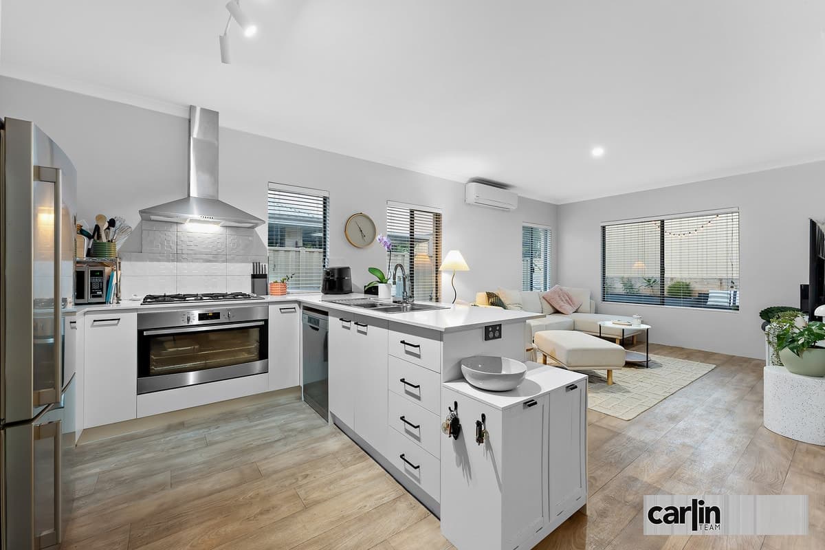 9 Irvine Parade, HAMMOND PARK, Hammond Park - Thumbnail 2
