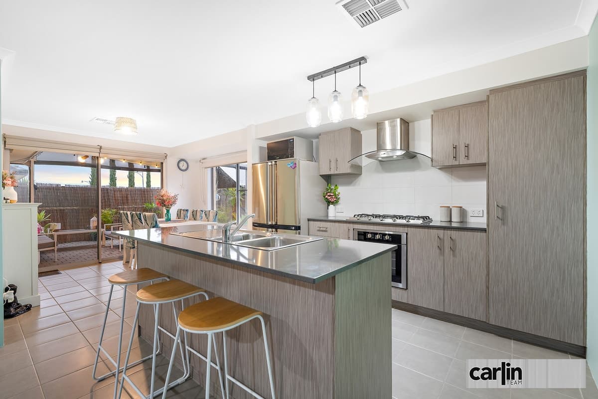 18 Packer Rise, HAMMOND PARK, Hammond Park - Thumbnail 2