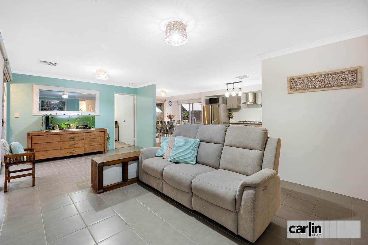 18 Packer Rise, HAMMOND PARK, Hammond Park - Thumbnail 3