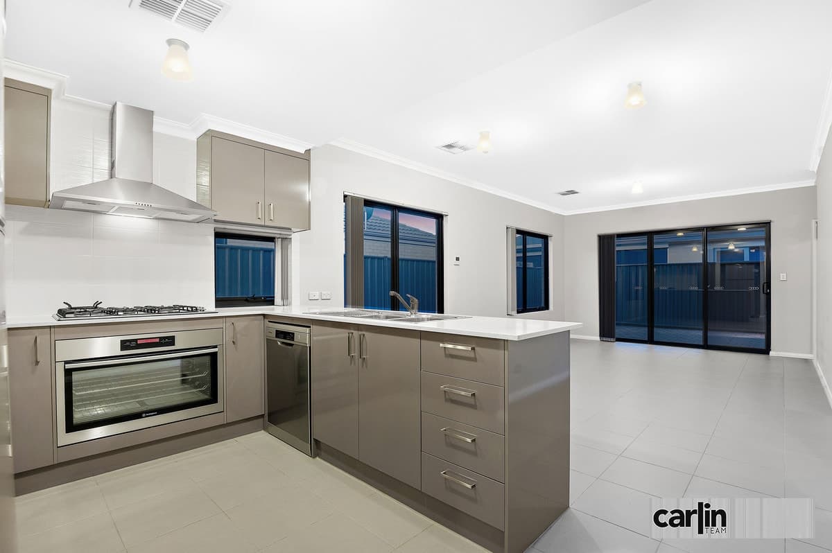 98 Mornington Crescent, WANDI, Wandi - Thumbnail 2