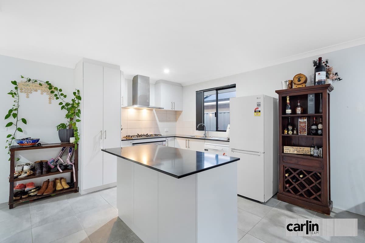 8 Baxteri Way, HAMMOND PARK, Hammond Park - Thumbnail 2