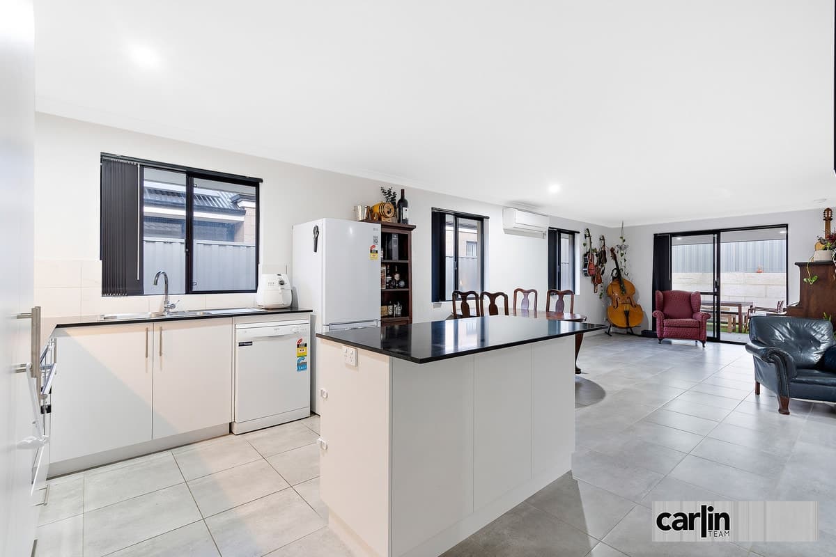 8 Baxteri Way, HAMMOND PARK, Hammond Park - Thumbnail 3