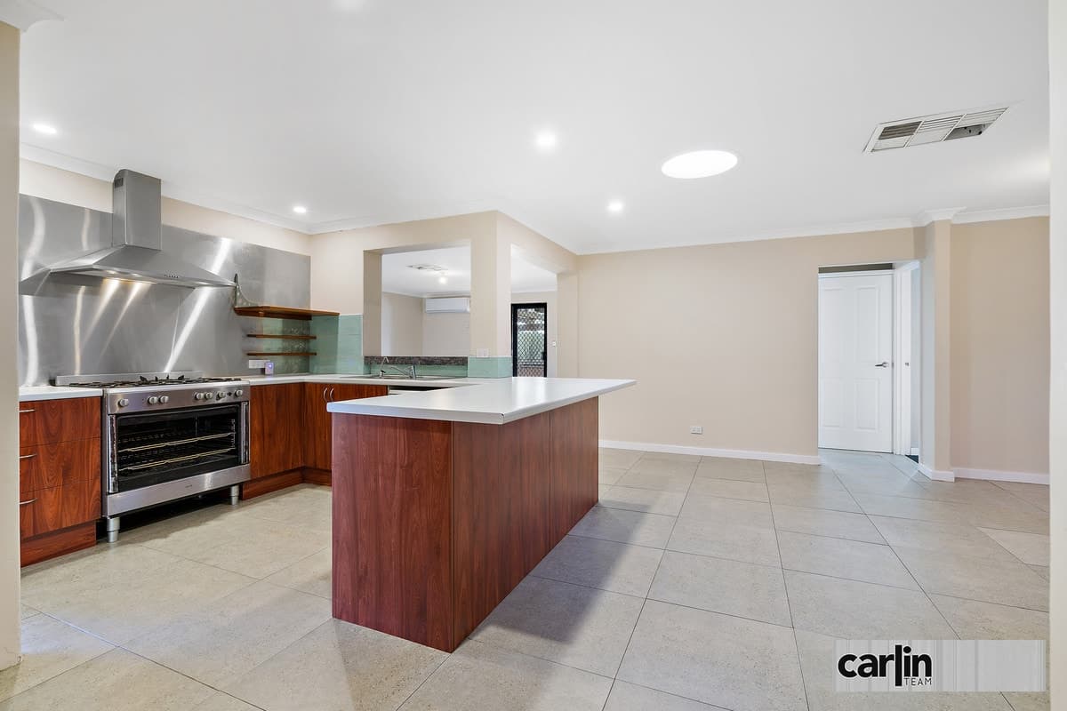 24 McKanna Gardens, PARMELIA, Parmelia - Thumbnail 2