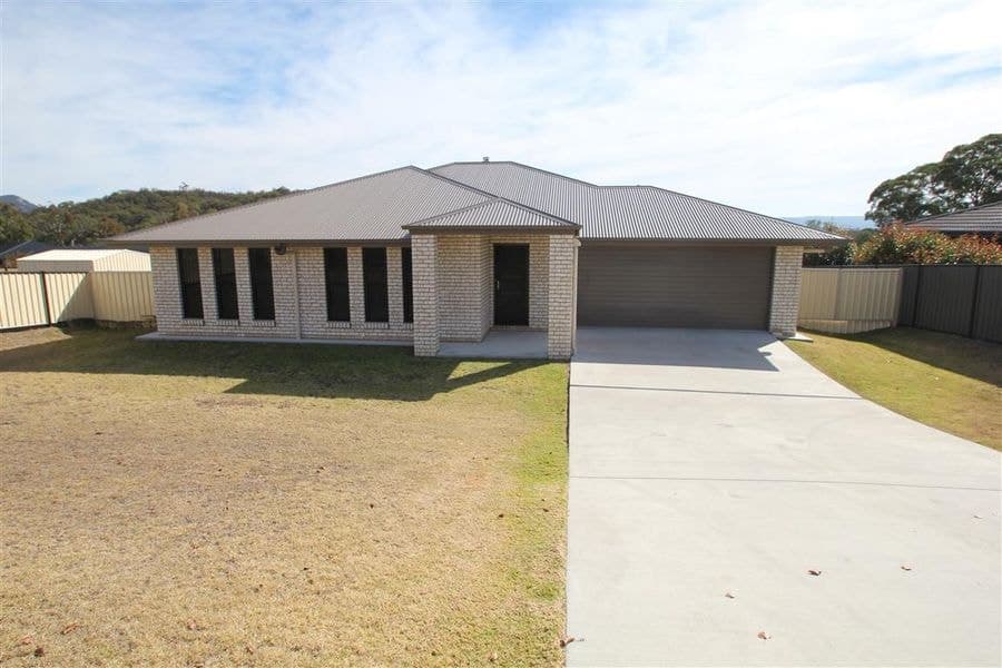9 Parkes Drive, Tenterfield NSW 2372, Tenterfield - Image 1