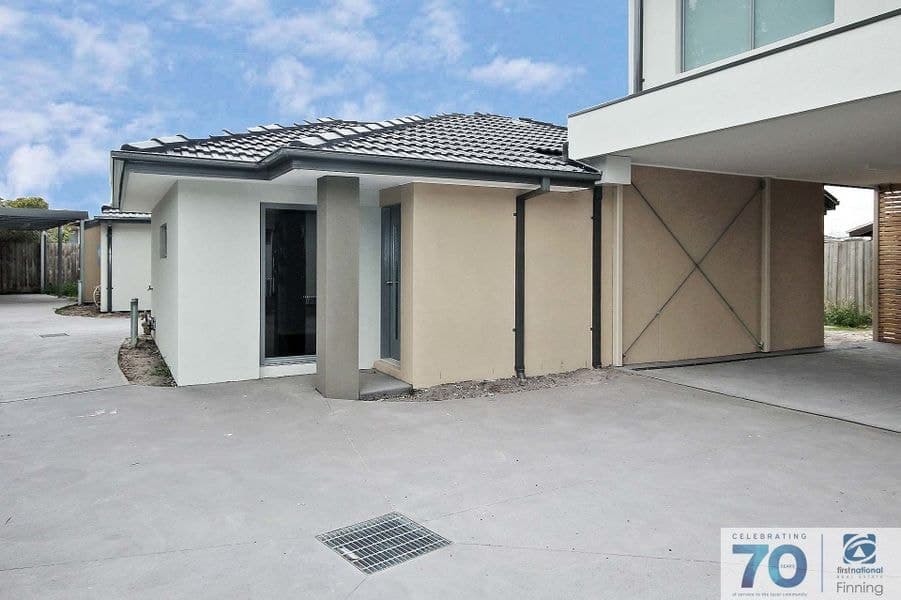 2/17 Valepark Crescent, Cranbourne VIC 3977, Cranbourne - Image 1