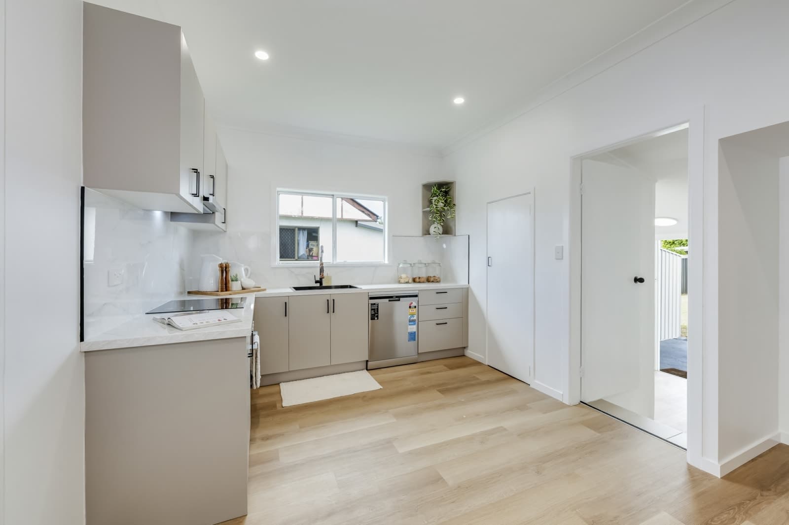 204 Walker Street, SVENSSON HEIGHTS, Svensson Heights - Thumbnail 7