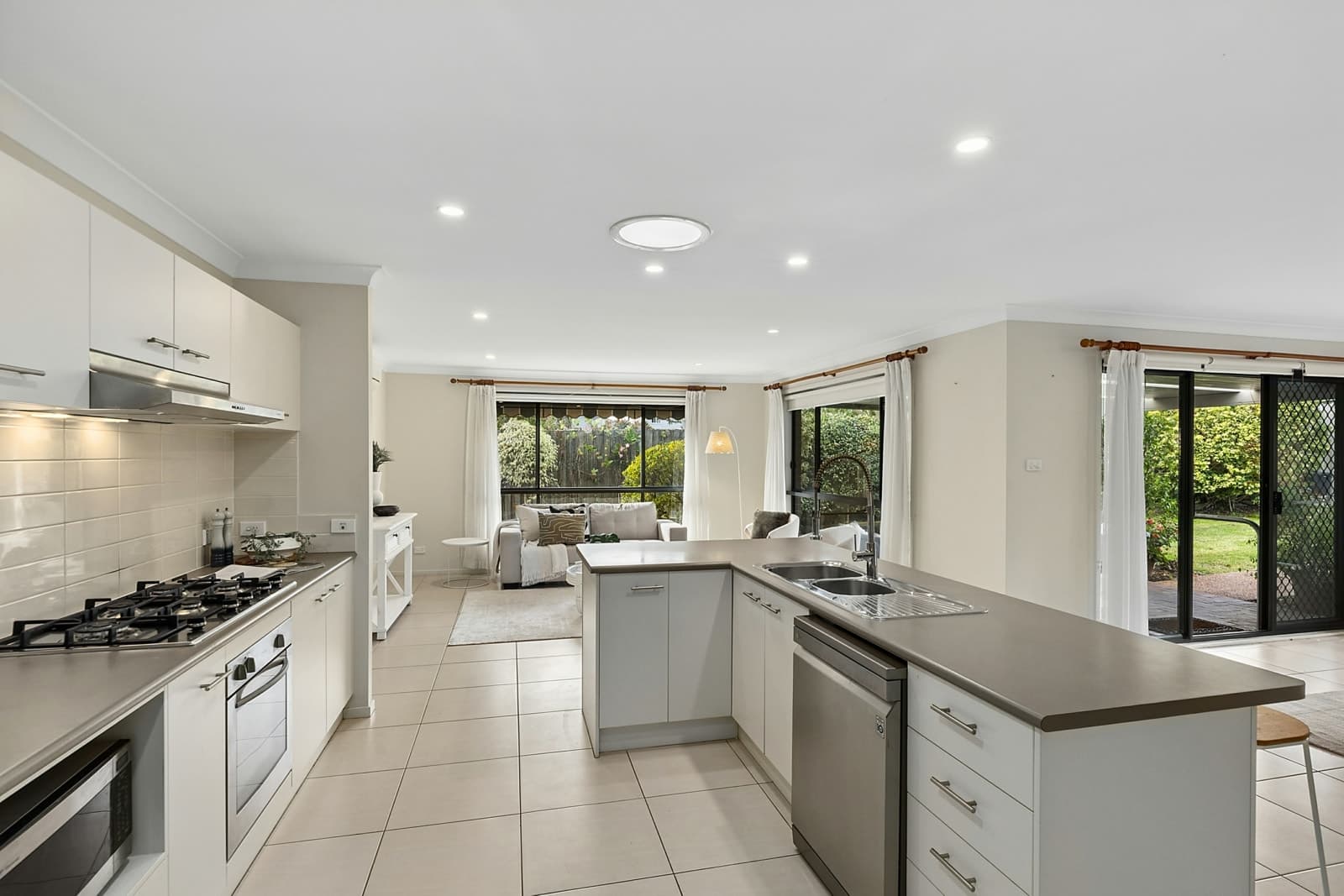 28 Snapdragon Crescent, HAMLYN TERRACE, Hamlyn Terrace - Thumbnail 2
