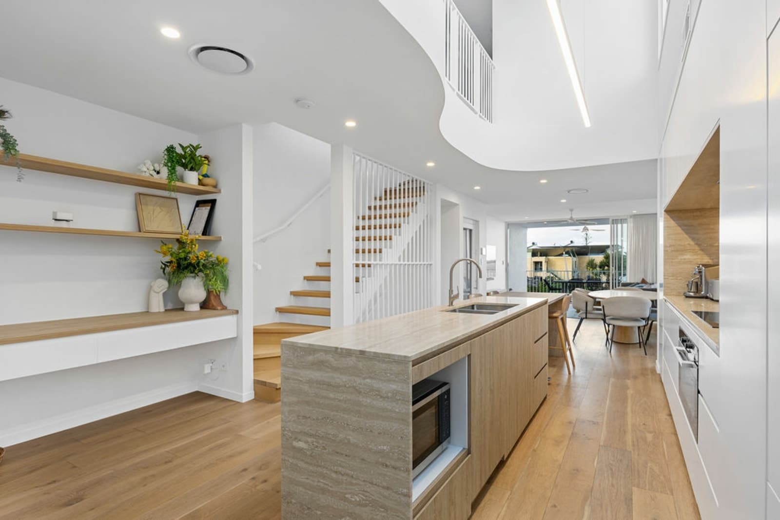 7/1 Canal Avenue, RUNAWAY BAY, Runaway Bay - Thumbnail 3