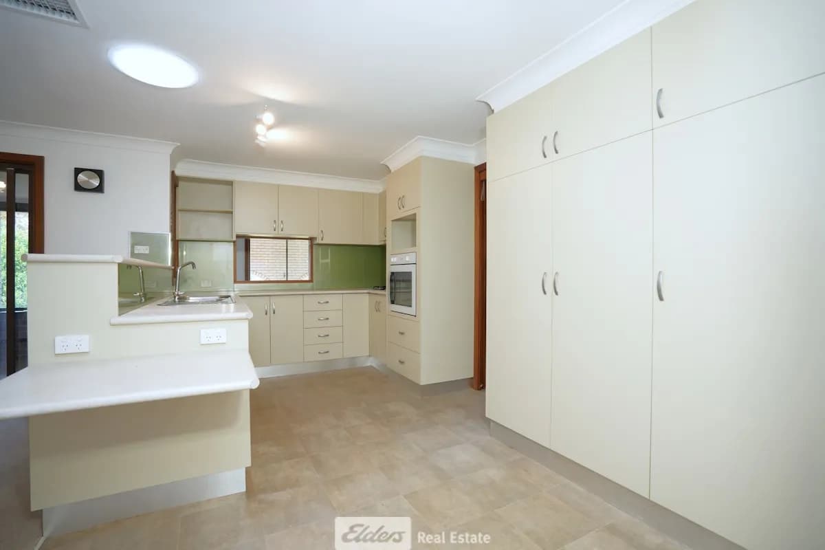 9 Knox Place, Griffith - Thumbnail 3