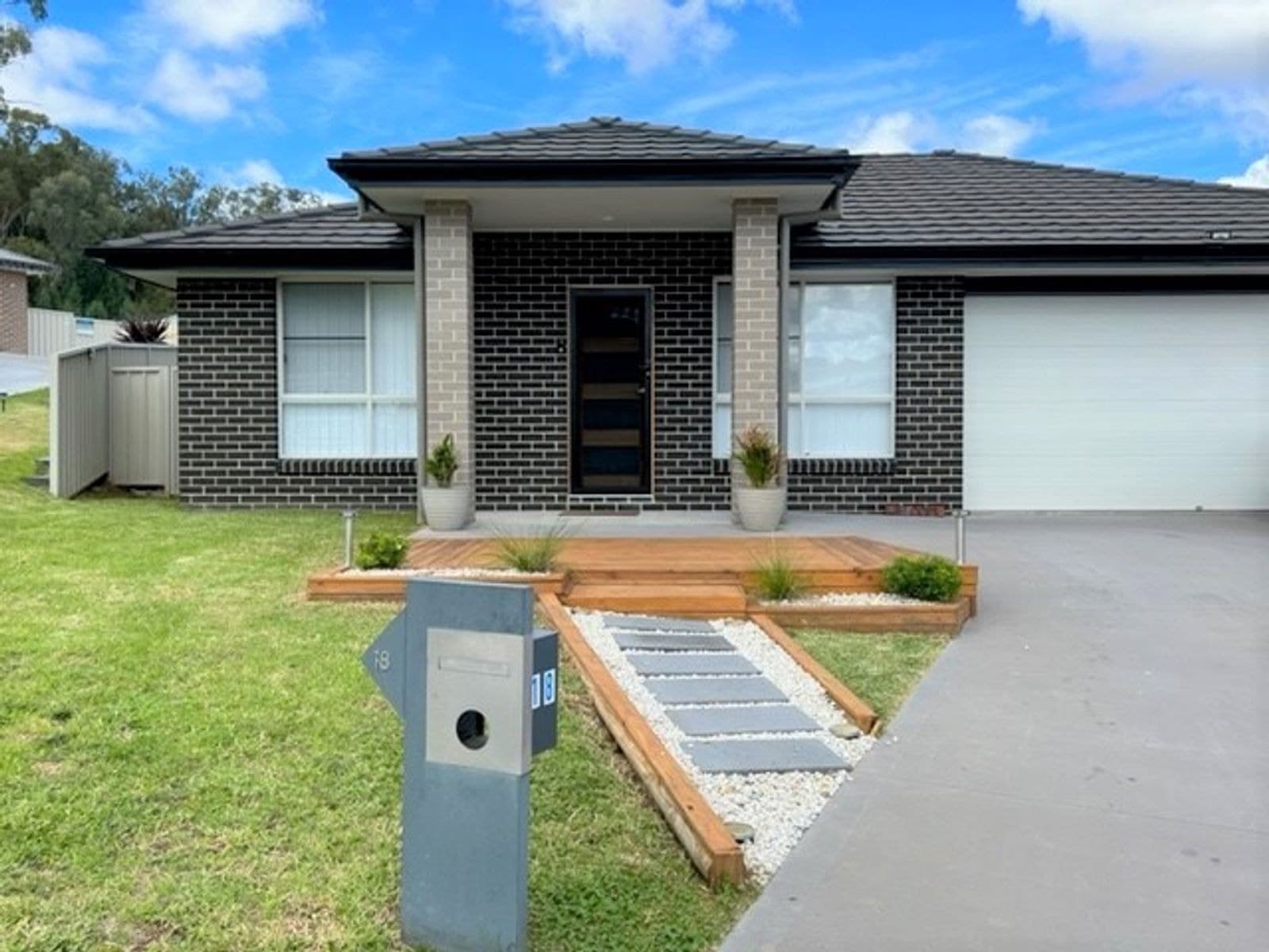 18 Scarborough Close, Tamworth NSW 2340, Tamworth - Image 1