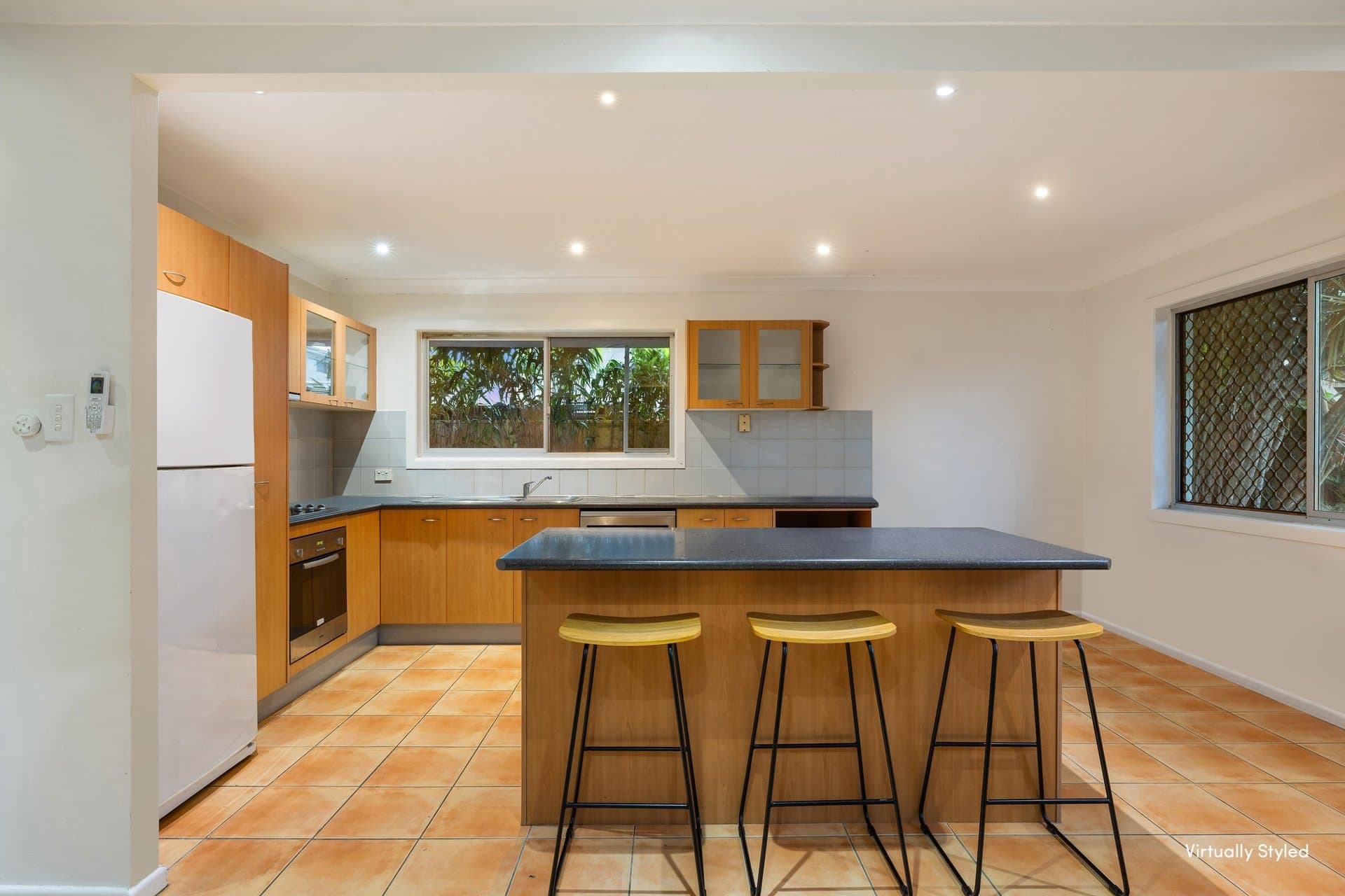 66 Poinciana Boulevard, Broadbeach Waters - Thumbnail 5