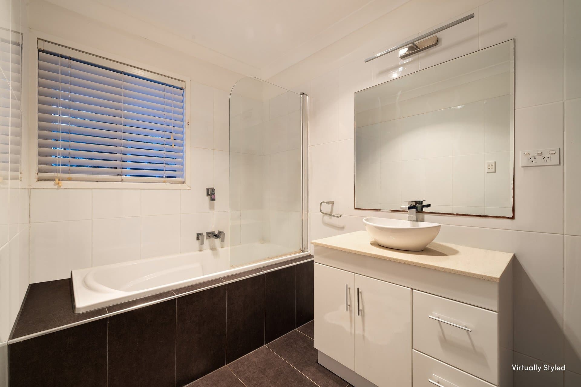 66 Poinciana Boulevard, Broadbeach Waters - Thumbnail 7