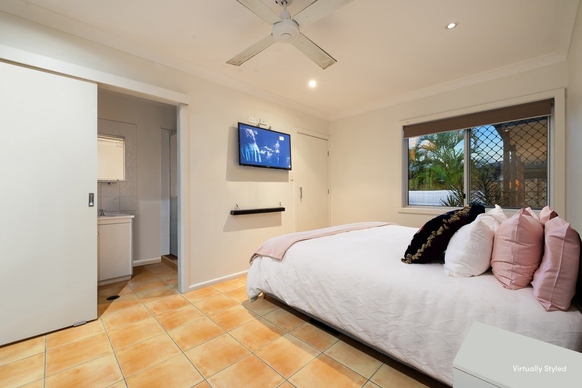 66 Poinciana Boulevard, Broadbeach Waters - Thumbnail 8