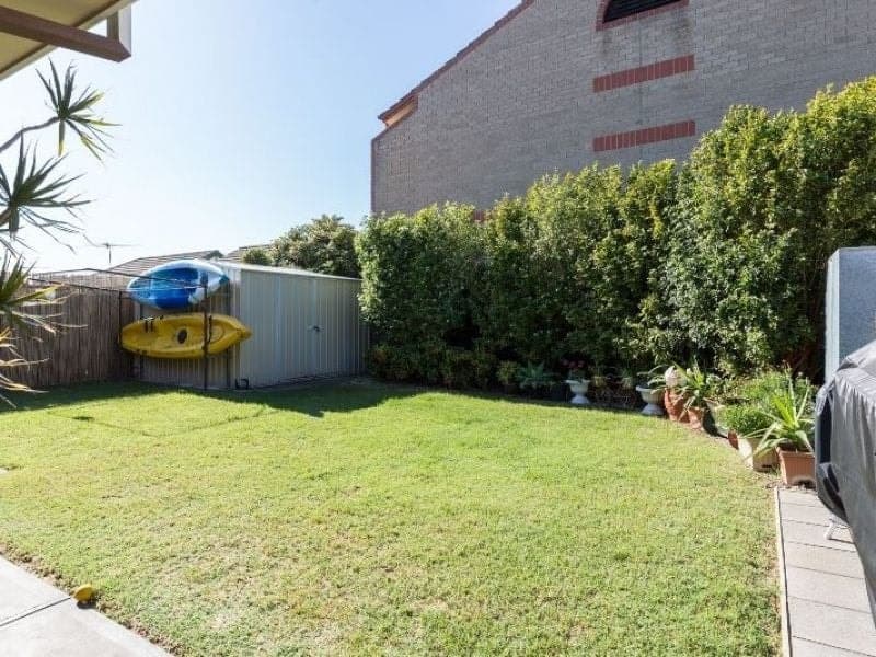 3 BEDROOM HOMETTE IN GROUP OF 2 WITH THE LAKE ACCROSS THE ROAD, West Lakes - Image 1