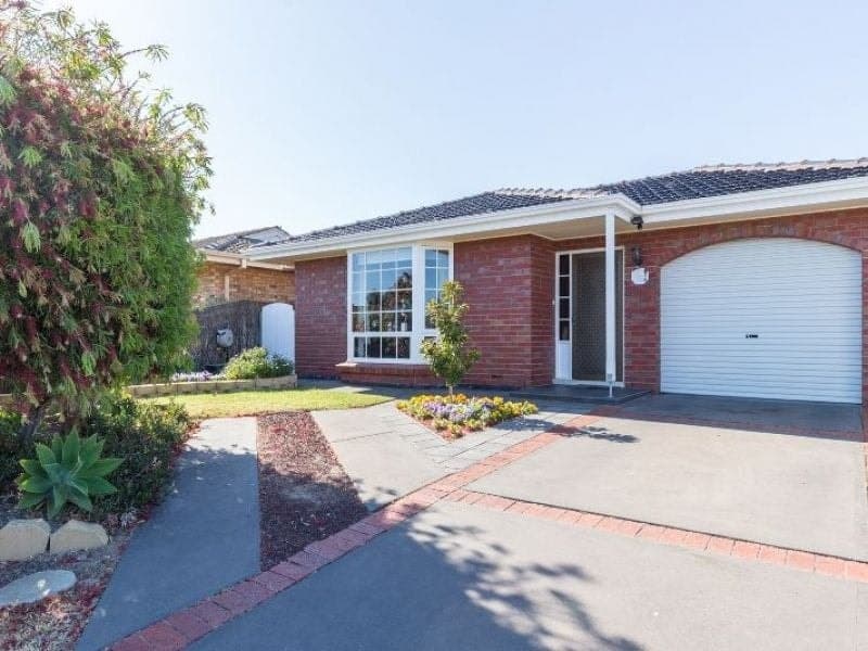 3 BEDROOM HOMETTE IN GROUP OF 2 WITH THE LAKE ACCROSS THE ROAD, West Lakes - Thumbnail 2