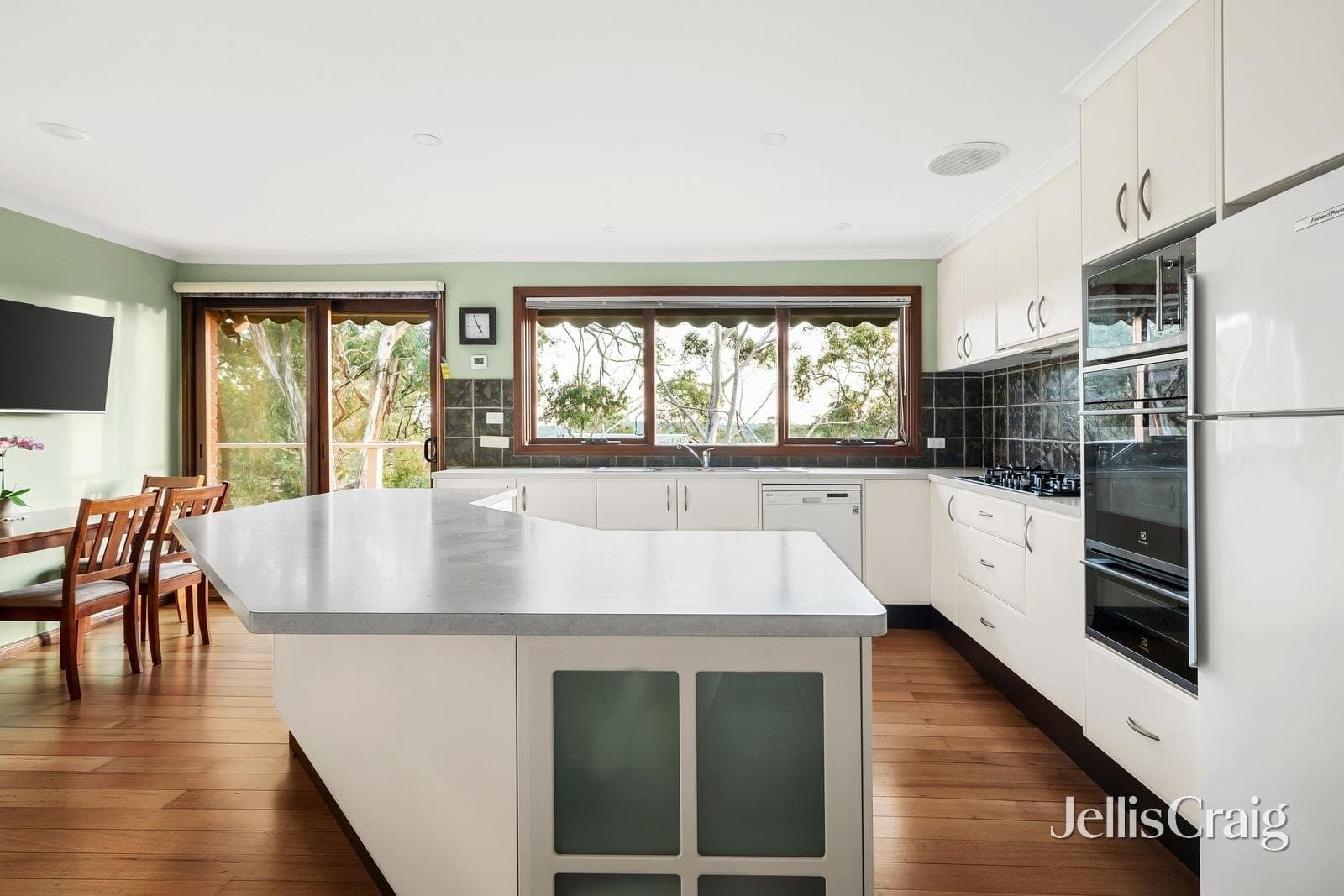 24 Renshaw Drive, Eltham, Eltham - Thumbnail 3