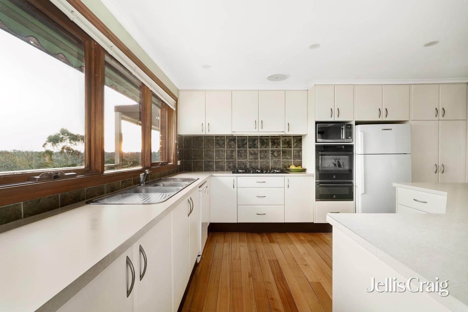 24 Renshaw Drive, Eltham, Eltham - Thumbnail 4