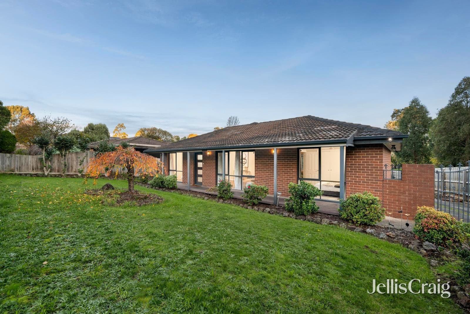 18 Eastwood Crescent, Mooroolbark, Mooroolbark - Thumbnail 2
