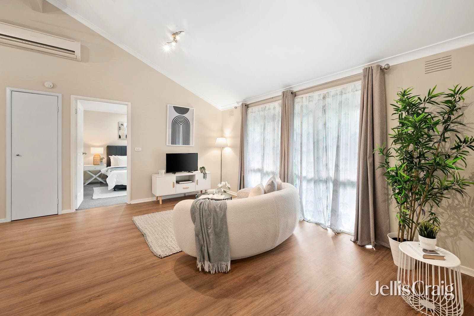 18 Eastwood Crescent, Mooroolbark, Mooroolbark - Thumbnail 4