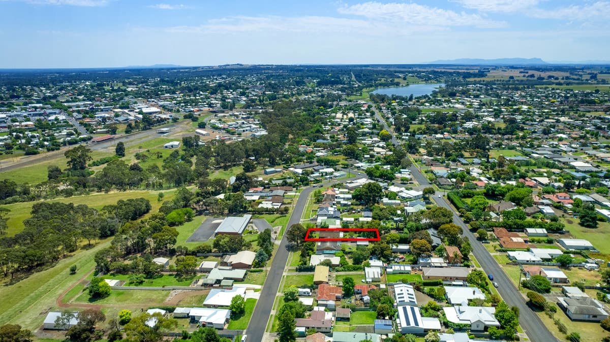 42 Laidlaw Street, Hamilton, VIC, Hamilton - Thumbnail 2