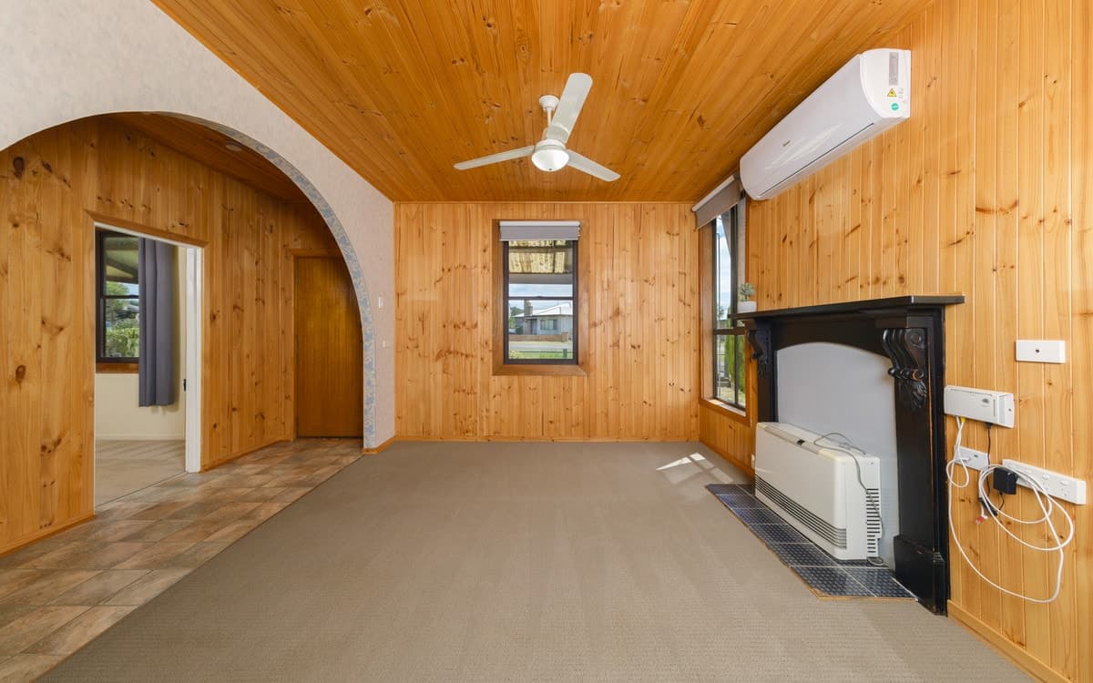 9 Stirling Street, Cobden, VIC, Cobden - Thumbnail 2