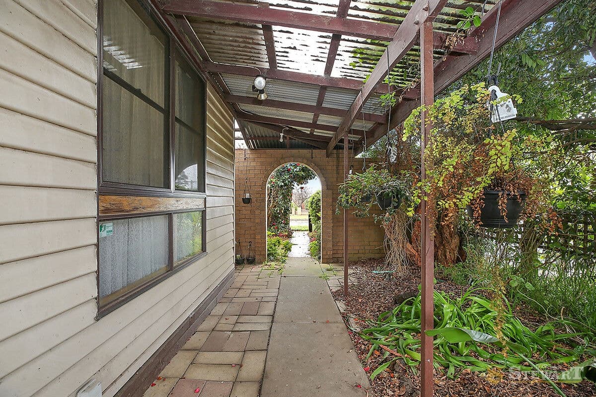 98 Armstrong Street, Colac, VIC, Colac - Thumbnail 3