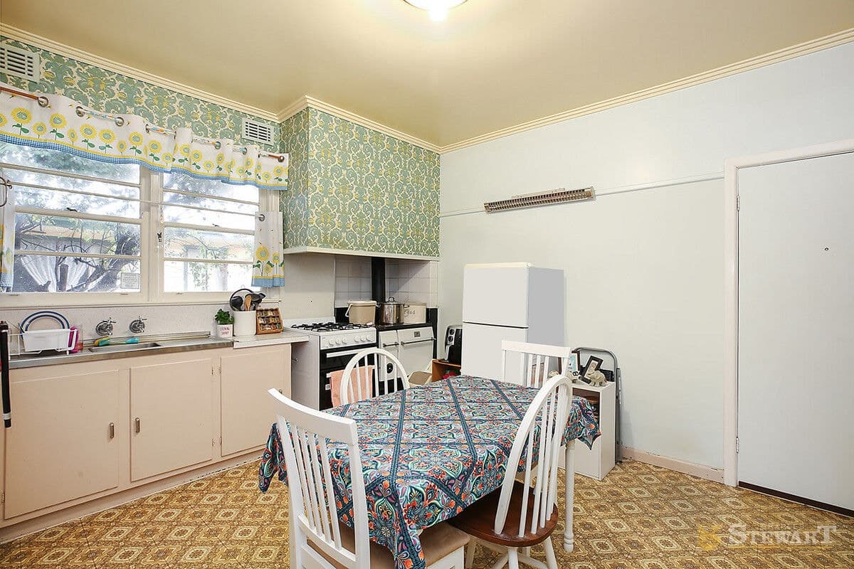 98 Armstrong Street, Colac, VIC, Colac - Thumbnail 5