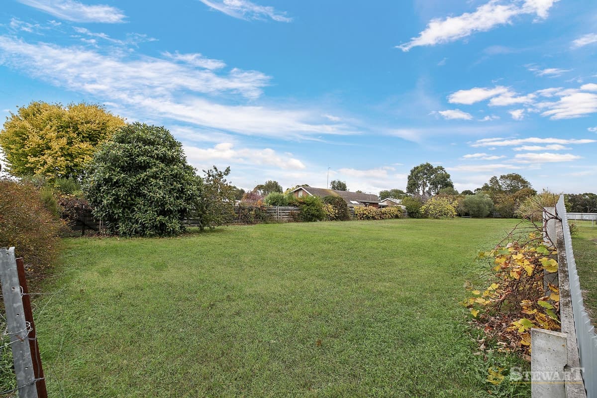 11 Ross Street, Colac, VIC, Colac - Thumbnail 2