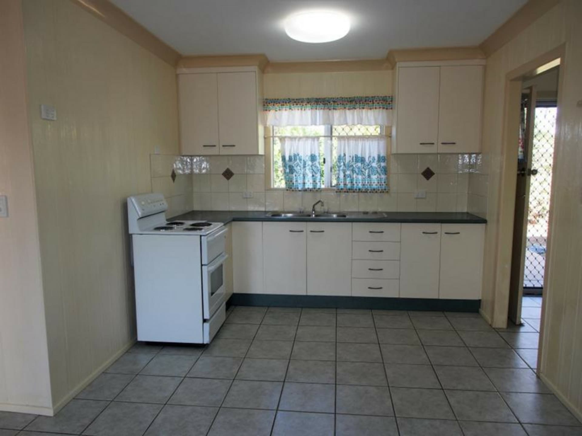 3/202 Barolin Street, Avenell Heights, Avenell Heights - Thumbnail 4