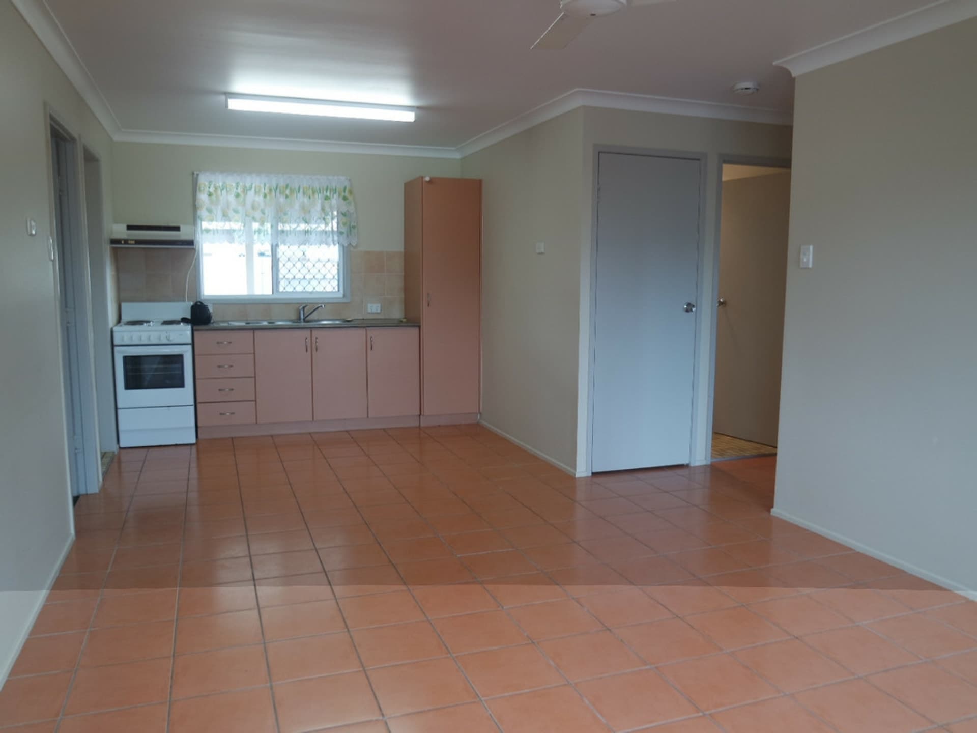 2/3 Mcnamara Street, Avenell Heights, Avenell Heights - Thumbnail 4