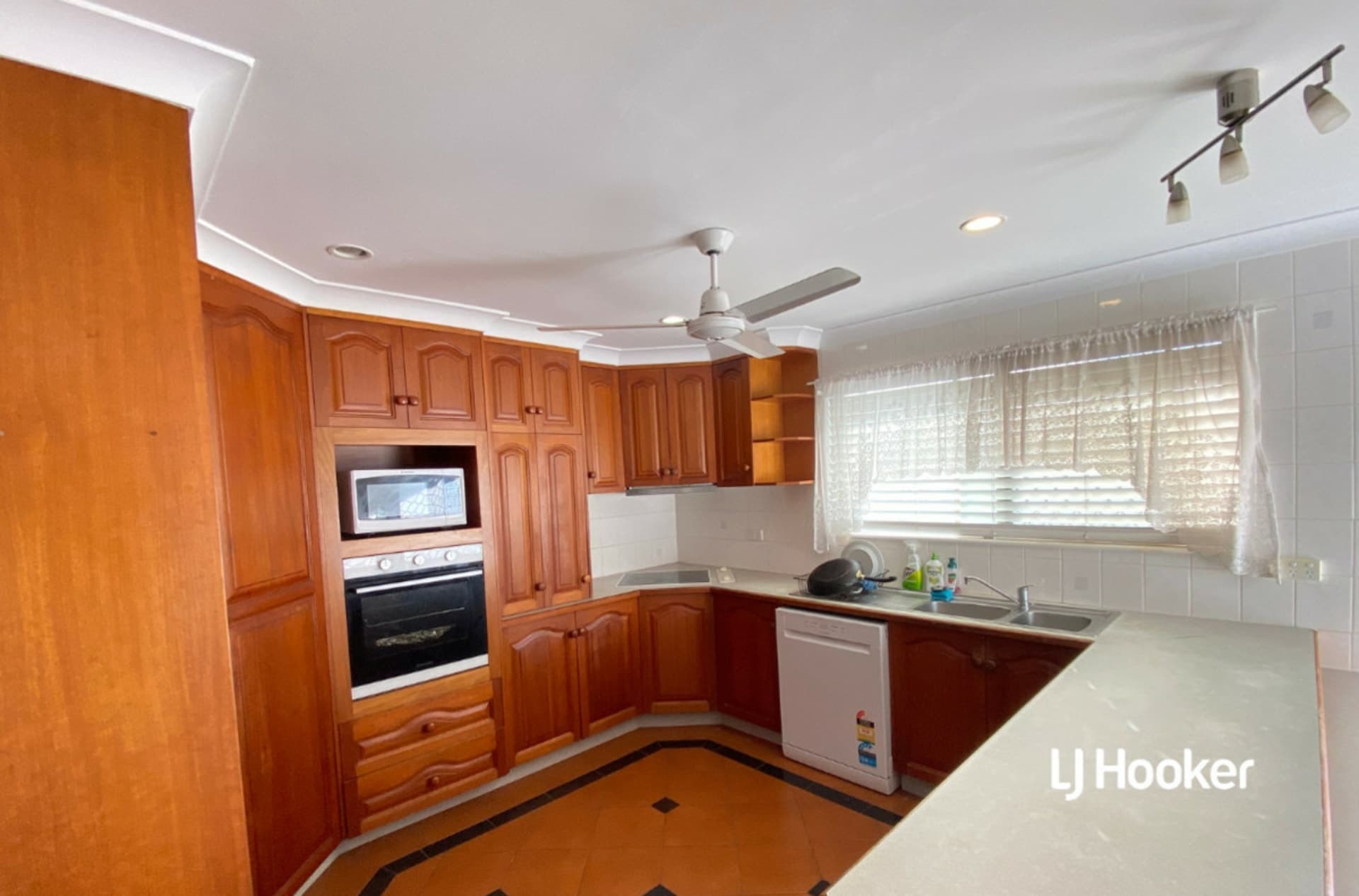27 Avenell Street, Avenell Heights, Avenell Heights - Thumbnail 3