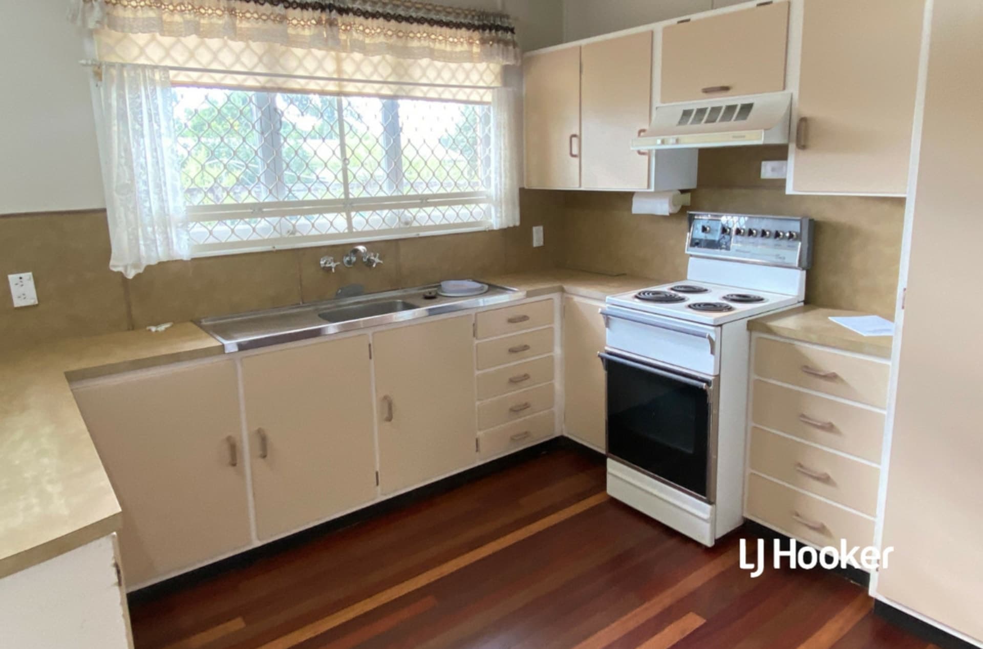 10 Gibson Street, Avenell Heights, Avenell Heights - Thumbnail 6