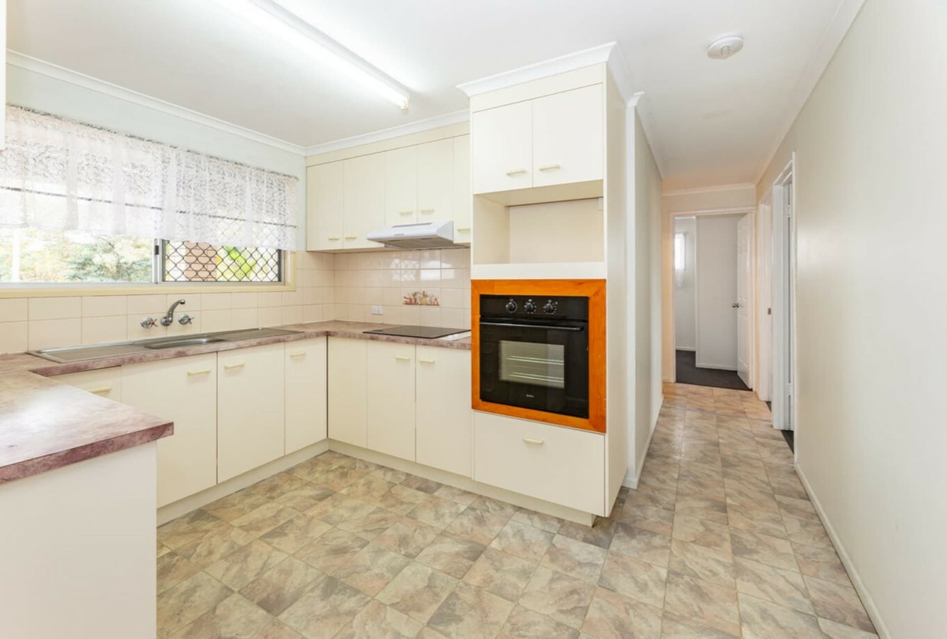 54 Thabeban Street, Avenell Heights, Avenell Heights - Thumbnail 4