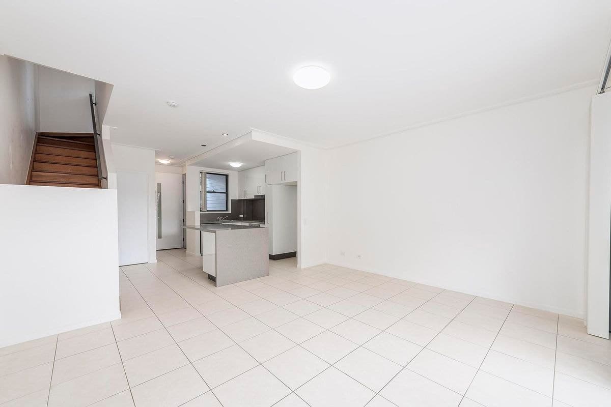 17 / 2 THE GARDENWAY, Robina, Robina - Thumbnail 2
