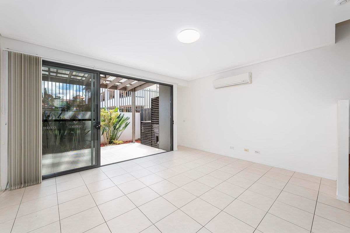 17 / 2 THE GARDENWAY, Robina, Robina - Thumbnail 5