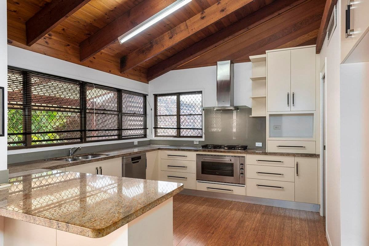 8 HILLCREST AVENUE, Tugun, Tugun - Thumbnail 3
