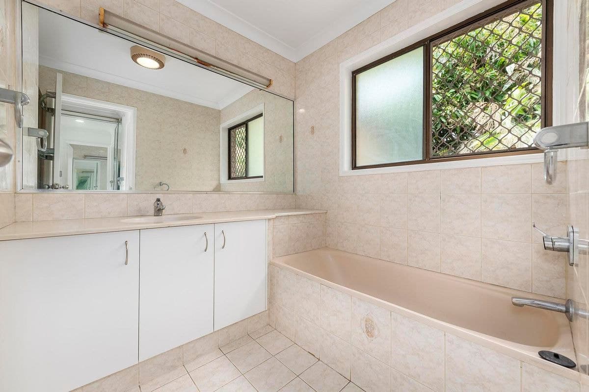 8 HILLCREST AVENUE, Tugun, Tugun - Thumbnail 8