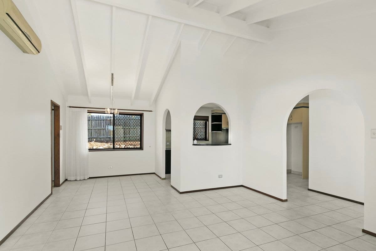 2 Murtha Drive, Elanora, Elanora - Thumbnail 3