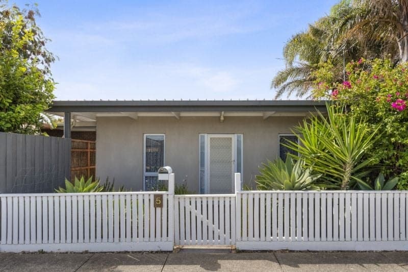 5 Turnberry Close, St Leonards - Image 1