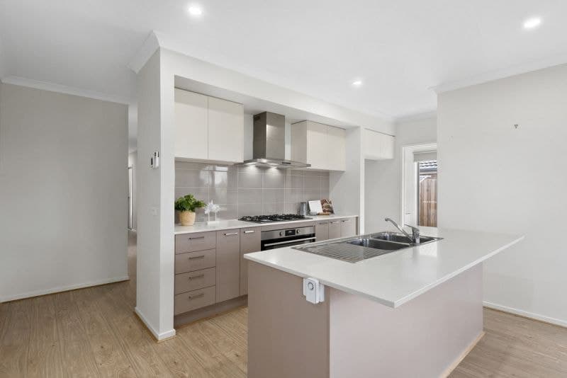 19 Miranda Crescent, St Leonards - Thumbnail 3