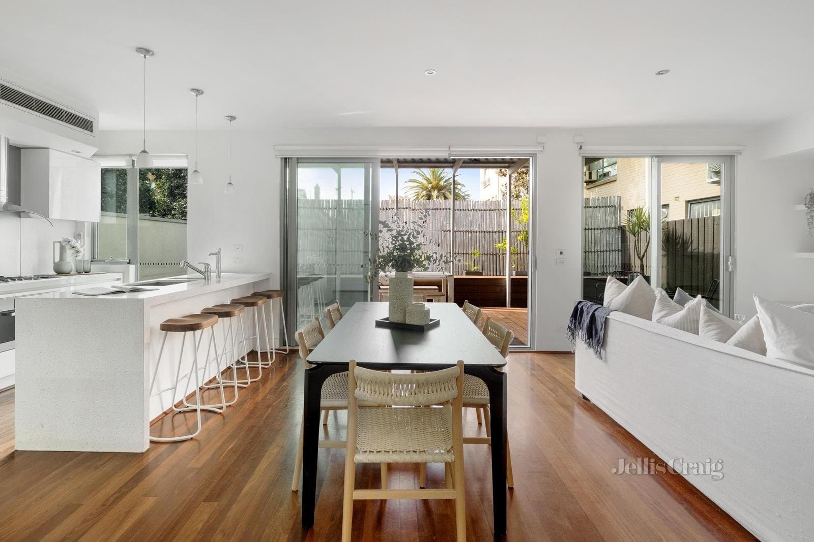 2/10 Marine Parade, St Kilda, St Kilda - Thumbnail 3