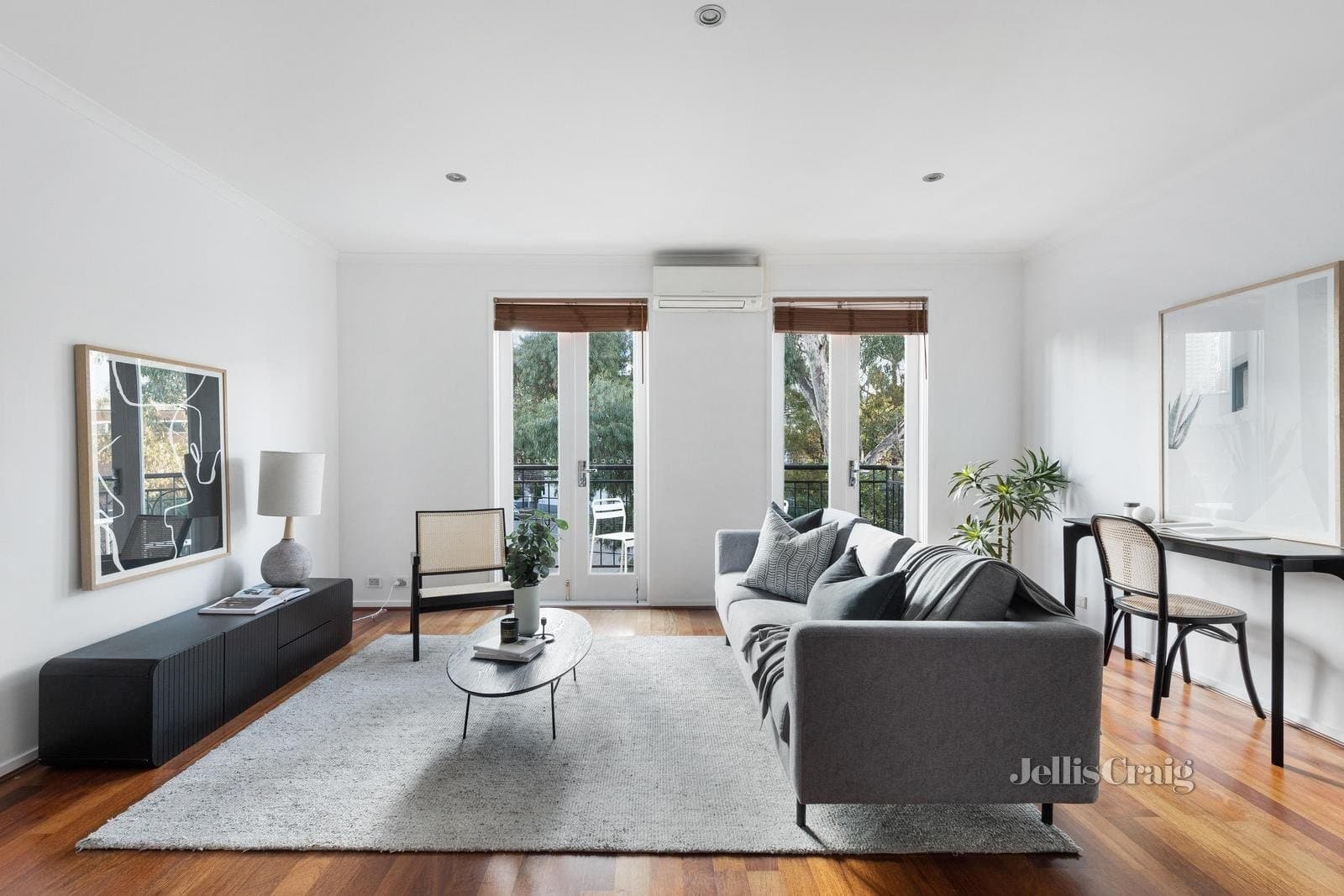 3/27 Miles Street, Southbank, Southbank - Image 1
